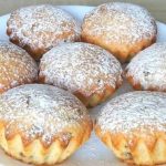 "Пухкі сирні кекси з родзинками: ідеальний домашній десерт для всієї родини