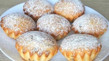 "Пухкі сирні кекси з родзинками: ідеальний домашній десерт для всієї родини