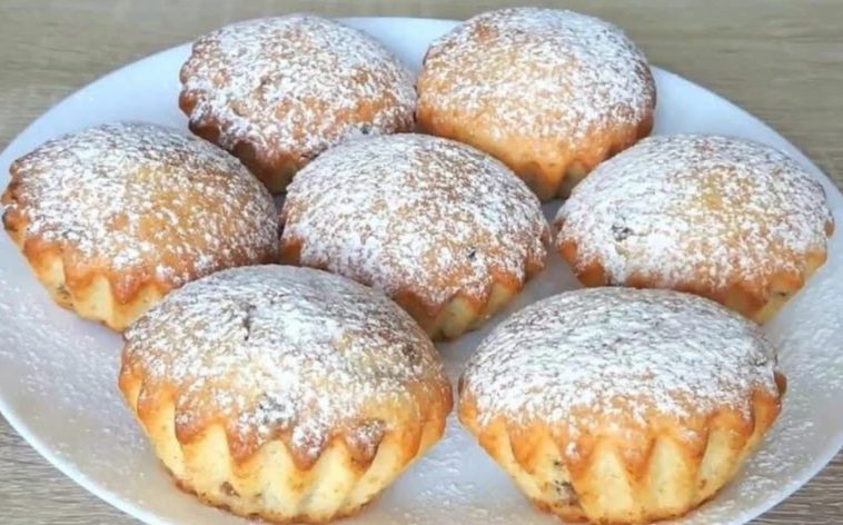 "Пухкі сирні кекси з родзинками: ідеальний домашній десерт для всієї родини