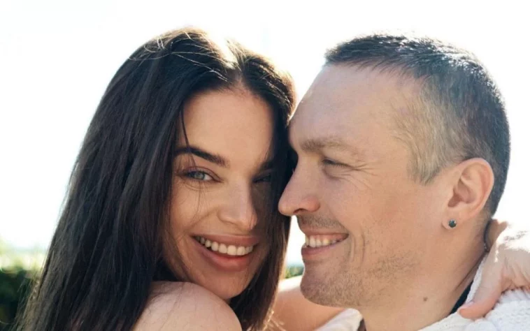 Дружина Олександра Усика зворушливо привітала чоловіка з Днем закоханих: романтичні кадри з Іспанії