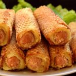 Сосиски в картопляному тісті на сковороді – смачна і проста страва за 20 хвилин!