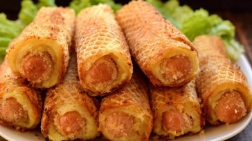 Сосиски в картопляному тісті на сковороді – смачна і проста страва за 20 хвилин!