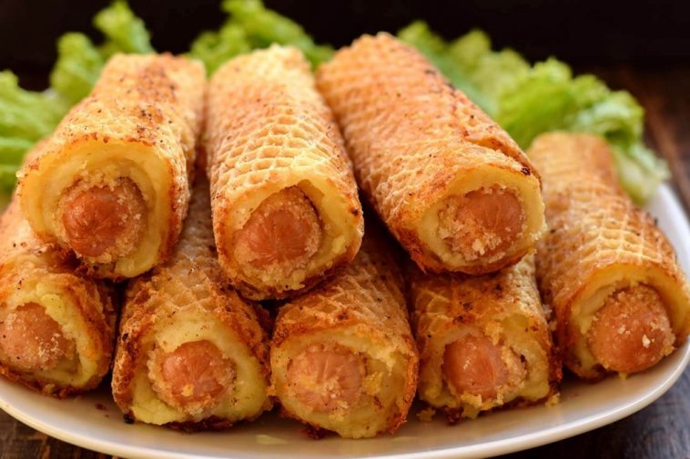 Сосиски в картопляному тісті на сковороді – смачна і проста страва за 20 хвилин!