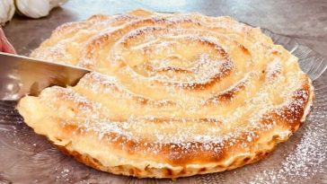 Пиріг-ураган з яблуками та заварним кремом – неймовірний смак із мінімуму продуктів!