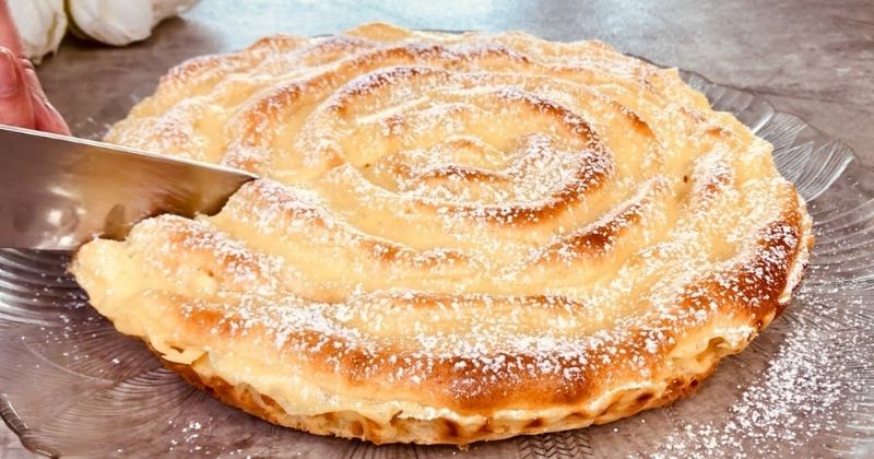 Пиріг-ураган з яблуками та заварним кремом – неймовірний смак із мінімуму продуктів!