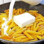 Макарони в ніжному соусі на сковороді – швидко, просто, смачно!