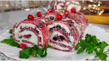 Справжній шедевр! Святковий рулет із салямі з ніжною начинкою