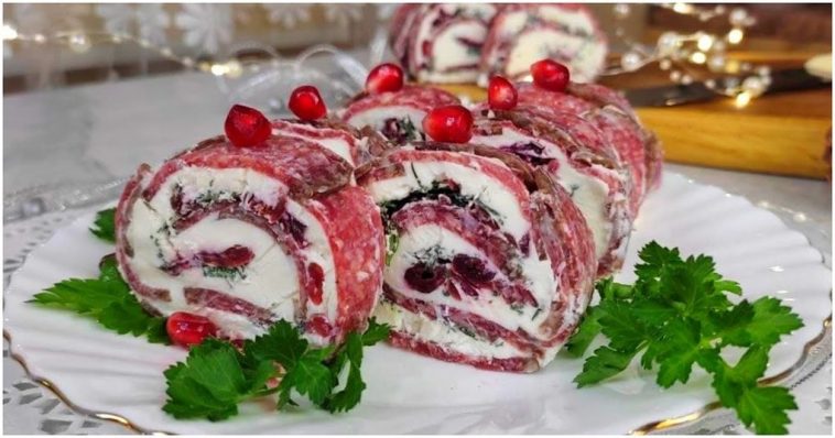 Справжній шедевр! Святковий рулет із салямі з ніжною начинкою
