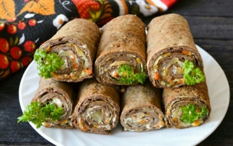 Ніжні рулетики з печінкових млинців – ідеальна закуска для будь-якого столу