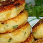 Соковиті картопляні биточки з сиром та зеленою цибулькою – ідеальна закуска для всієї родини