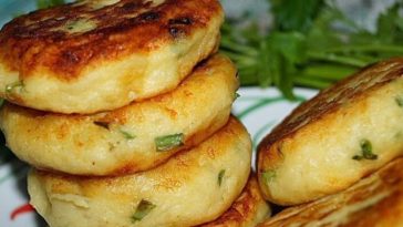 Соковиті картопляні биточки з сиром та зеленою цибулькою – ідеальна закуска для всієї родини