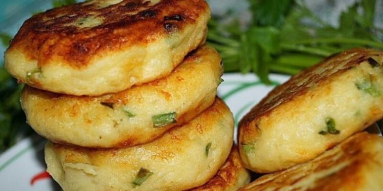 Соковиті картопляні биточки з сиром та зеленою цибулькою – ідеальна закуска для всієї родини