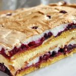 Дивовижний польський торт “Пані Валевська” із смородиновим кремом і горіховим безе