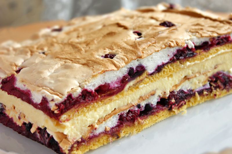 Дивовижний польський торт “Пані Валевська” із смородиновим кремом і горіховим безе