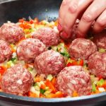 Фрикадельки з рисом на сковороді – швидка та смачна вечеря без зайвого клопоту