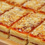 Пісочні смужки з джемом – ніжне тістечко з дитинства, що тане в роті