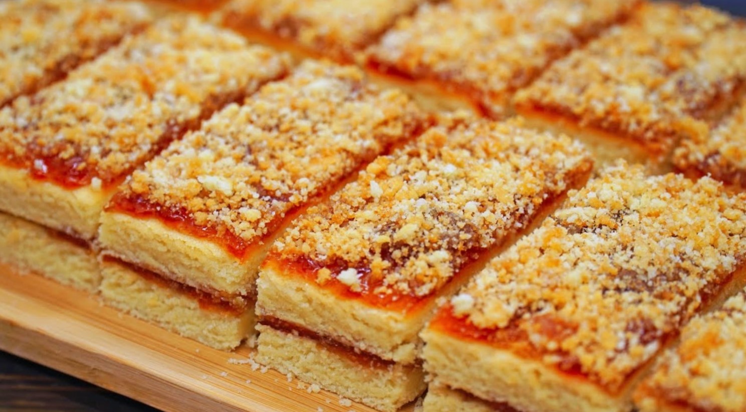 Пісочні смужки з джемом – ніжне тістечко з дитинства, що тане в роті