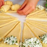 Ідеальні солоні рогалики з сирною начинкою – хрустка насолода на кожен день