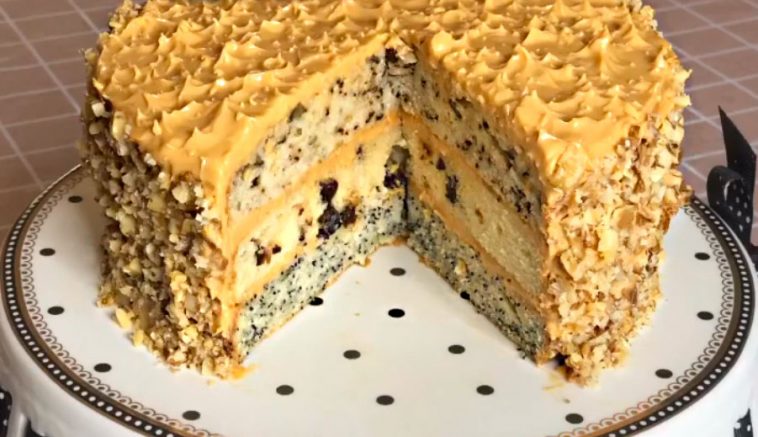 Торт “Жіноча примха” на трьох коржах: маковий, горіховий та з чорносливом