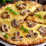 Ситний торт із вафельних коржів з куркою та грибами – оригінальна закуска для будь-якого столу