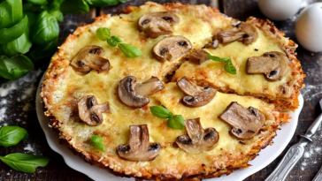 Ситний торт із вафельних коржів з куркою та грибами – оригінальна закуска для будь-якого столу