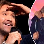 Згадав про Батьківщину: Олег Винник розридався на сцені в Чехії під пісню "Повертай додому"