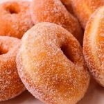 Ніжні та пухкі пончики – ідеальний рецепт домашніх смаколиків 🍩