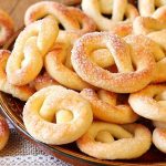 Ніжні цукрові кренделі за 20 хвилин – простий рецепт без яєць