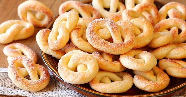Ніжні цукрові кренделі за 20 хвилин – простий рецепт без яєць
