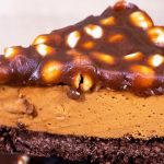 Найсмачніший торт "Снікерс" без випічки: сметана + згущене молоко – ідеальний десерт!