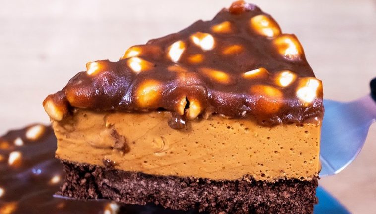 Найсмачніший торт "Снікерс" без випічки: сметана + згущене молоко – ідеальний десерт!