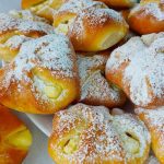 Домашні сирні конвертики – ніжні, хрумкі та в рази смачніші за магазинні!