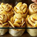 Неймовірні "Яблучні сінабони" – ароматні булочки з корицею, що тануть у роті!