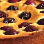 Пиріг на кефірі з вишнею: ніжний, ароматний і неймовірно смачний