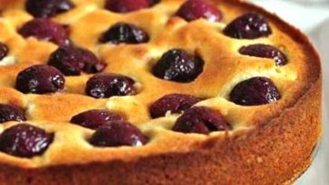 Пиріг на кефірі з вишнею: ніжний, ароматний і неймовірно смачний