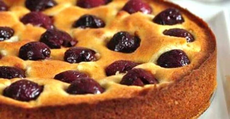 Пиріг на кефірі з вишнею: ніжний, ароматний і неймовірно смачний