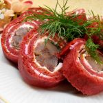 Буряковий рулет з оселедцем – яскрава та смачна закуска для святкового столу