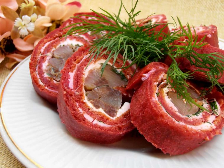 Буряковий рулет з оселедцем – яскрава та смачна закуска для святкового столу