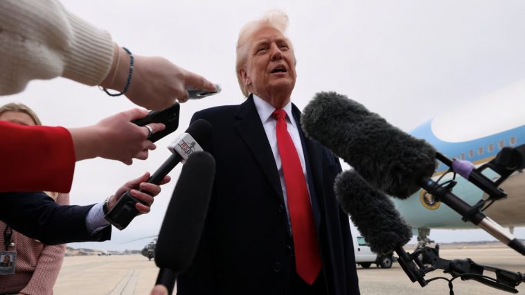 НА ТРАМПА НАПАЛИ ПІД ЧАС ІНТЕРВ'Ю? ВІДЕО ІНЦИДЕНТУ ВЖЕ В МЕРЕЖІ!