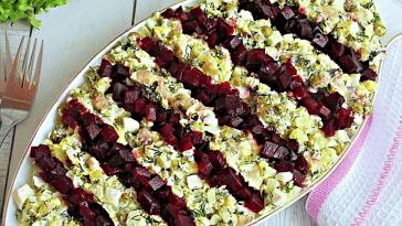 Картопляний салат з оселедцем і зеленим горошком