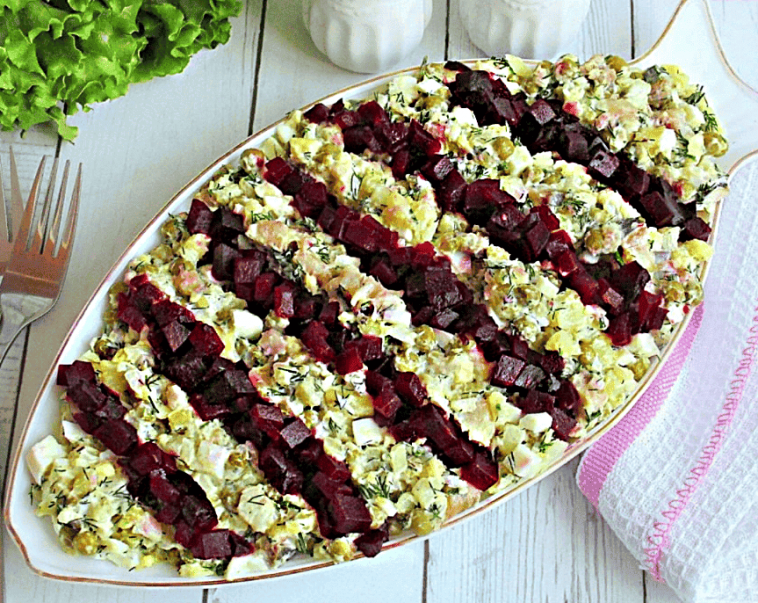 Картопляний салат з оселедцем і зеленим горошком