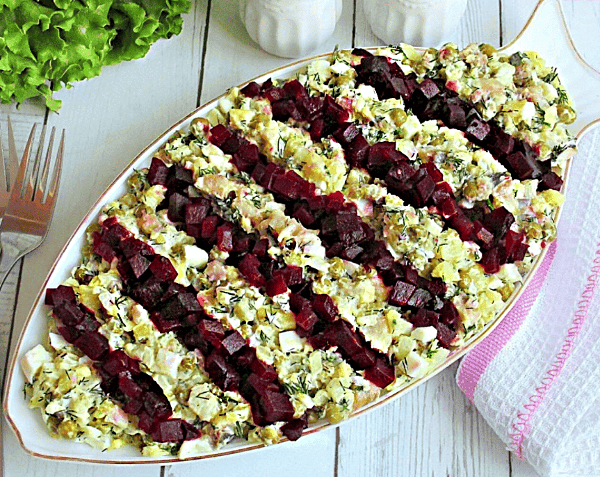 Картопляний салат з оселедцем і зеленим горошком