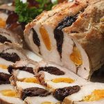 Незрівнянна святкова м’ясна закуска: соковита корейка з сухофруктами