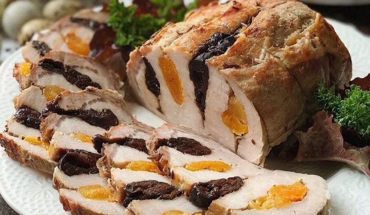 Незрівнянна святкова м’ясна закуска: соковита корейка з сухофруктами
