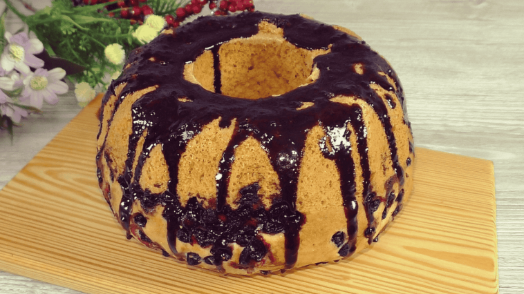 Пишний домашній кекс на сметані з ягодами — новий смак щодня