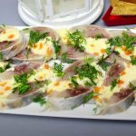 Закусочний рулет з оселедцем – смачно, просто і ефектно!