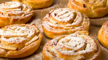 Витончені яблучні троянди з тіста – легкий десерт для справжніх гурманів