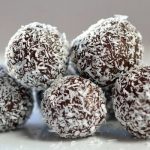 Цей рецепт — справжній порятунок, коли хочеться чогось солоденького, а часу обмаль. Всього кілька простих інгредієнтів — і перед вами ароматні шоколадні кульки з ніжною текстурою, які можна подати навіть до святкового столу. 📝 Інгредієнти: Згущене молоко — 380 г Какао-порошок — 3 ст. ложки Пісочне печиво (типу "топлене молоко" або "юбілейне") — 400 г Вершкове масло — 50 г 🔸 Для декору: Подрібнені волоські горіхи Кокосова стружка Какао-порошок 👩‍🍳 Покроковий рецепт: У глибоку миску влийте згущене молоко, додайте просіяне какао і перемішайте вінчиком до однорідності. Печиво подрібніть у блендері до стану дрібної крихти. Розтопіть масло в мікрохвильовці або на водяній бані, додайте до суміші какао і згущеного молока. Ретельно перемішайте. Всипайте печивну крихту частинами, змішуючи лопаткою, а потім руками (у рукавичках) до отримання пластичного тіста, яке тримає форму. Відщипуйте по чайній ложці тіста й формуйте невеликі кульки розміром з волоський горіх. У середньому виходить близько 20 штук. Обкатайте кожну кульку в обраному декорі — кокосі, горіхах чи какао — і викладіть на тацю. Поставте в холодильник на 10–15 хвилин для стабілізації форми. Подавайте охолодженими або кімнатної температури — смачно в будь-якому вигляді!