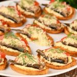 Шпротні канапки «Золотиста картопля» – несподівана альтернатива хлібу