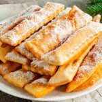 Хрусткі сніданкові палички з борошна та кип’ятку – готуються за 5 хвилин і неймовірно смачні!